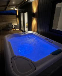 een groot blauw bad in een kamer bij Glenariff Forest Evergreen Lodge in Glenariff