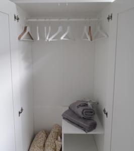 - un placard avec des armoires blanches et des serviettes sur une étagère dans l'établissement Cityhit Treasure Home 1020, à Vienne