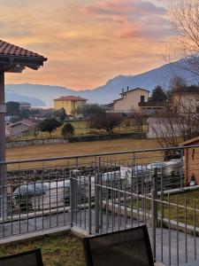 vista su una fattoria con auto su strada di Lago-apartment Midy, sfeervol, zwembad, airco a Domaso