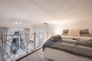 布達佩斯的住宿－Mira Holiday Apartment，一间卧室设有一张床和一个阳台