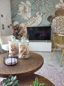 un soggiorno con tavolino e TV di Lago-apartment Midy, sfeervol, zwembad, airco a Domaso