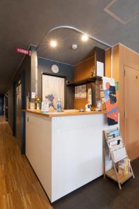 - une cuisine avec un comptoir blanc dans une pièce dans l'établissement Guest House Goettingen, à Kyoto