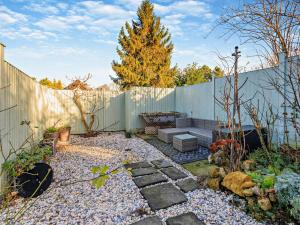 a garden with a fence and a bench in a backyard at 1 Bed in Crewkerne 94097 in Mosterton