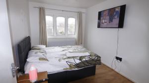 1 dormitorio con cama y ventana en 3BED Maisonette Near CityCentre, en Birmingham