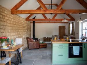 een keuken met blauwe kasten en een stenen muur bij 1 Bed in Kirkby Green 94133 