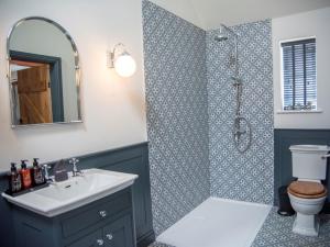 een badkamer met een toilet, een wastafel en een douche bij 1 Bed in Kirkby Green 94133 
