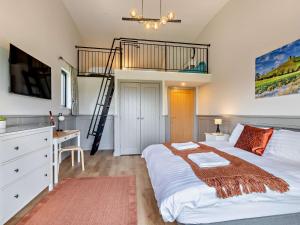 a bedroom with a bed and a loft bed with a desk at 2 Bed in Castle Cary 94021 in Babcary