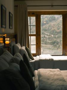 ein Wohnzimmer mit einem Sofa und einem großen Fenster in der Unterkunft Mountain Lodges of Nepal - Namche in Namche