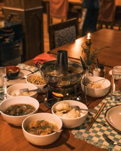 une table avec des bols de nourriture sur une table dans l'établissement Mountain Lodges of Nepal - Namche, à Namche