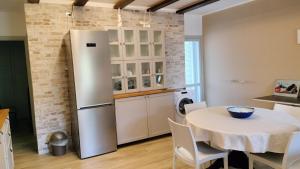 eine Küche mit einem Tisch und einem Kühlschrank in der Unterkunft Casa Levante Salentina in Galatina