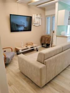 ein Wohnzimmer mit Sofa und Flachbildfernseher in der Unterkunft Casa Levante Salentina in Galatina