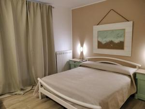 ein Krankenhauszimmer mit einem Bett und einem Fenster in der Unterkunft Casa Levante Salentina in Galatina