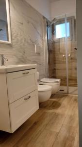 ein weißes Badezimmer mit Toilette und Dusche in der Unterkunft Casa Levante Salentina in Galatina + 24 Fotos