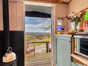 cocina con puerta que da a un patio con vistas en 1 Bed in Hartington 93565, en Hartington
