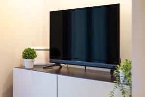 TV a/nebo společenská místnost v ubytování Loft Vicenza, Comfort in the Heart of the City