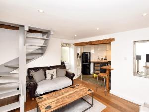 un soggiorno con divano e tavolo di 1 Bed in Kendal 94210 a Kendal