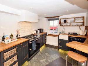 una cucina con elettrodomestici in bianco e nero e un tavolo di 1 Bed in Kendal 94210 a Kendal