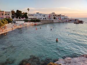 eine Gruppe von Menschen im Wasser an einem Strand in der Unterkunft Casa Levante Salentina in Galatina