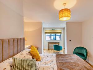 a bedroom with a bed and a table and chairs at 1 Bed in Woolacombe 93920 in Woolacombe