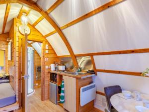 eine Küche und ein Wohnzimmer in einem winzigen Haus in der Unterkunft 1 Bed in Bristol 94007 in Chew Magna