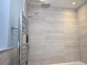 eine Dusche mit Glastür im Bad in der Unterkunft 1 Bed in Bembridge 94355 in Bembridge