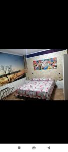 een slaapkamer met een bed en een schilderij aan de muur bij La Vecchia Taverna B&B in Prignano Cilento