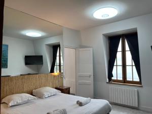 le Royal XIX vue mer 212客房内的一张或多张床位