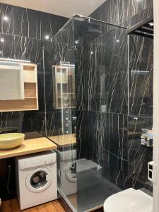 le Royal XIX vue mer 212的一间浴室