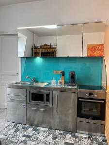 le Royal XIX vue mer 212的厨房或小厨房