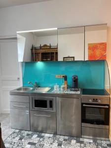 le Royal XIX vue mer 212的厨房或小厨房