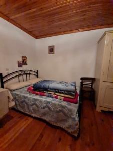 - une chambre avec un lit et un plafond en bois dans l'établissement Το παραδοσιακό, à Kalambaka
