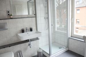 Ένα μπάνιο στο Maisonette Wohnung mit Dachterrasse - keine Vermietung an Monteure +14 φωτογραφίες