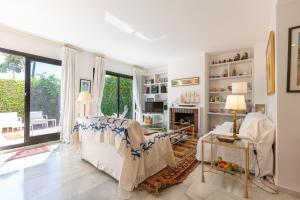 - un salon avec un canapé et une cheminée dans l'établissement Casa con encanto a 100m de la playa en Marbella, à Marbella