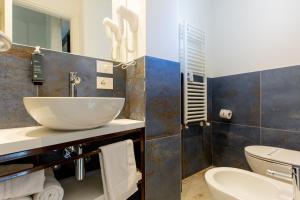 y baño con lavabo y aseo. en Hotel Grazia Riccione, en Riccione
