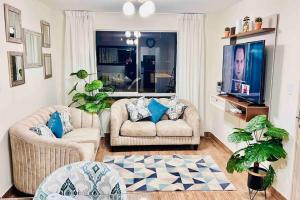 sala de estar con 2 sofás y TV en 204 Exclusivo Departamento III con estacionamiento, en Cajamarca