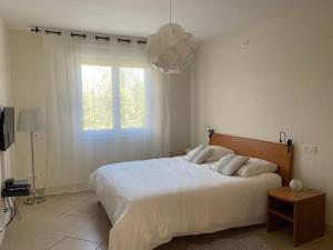 Ένα ή περισσότερα κρεβάτια σε δωμάτιο στο la villa d'Ariane-piscine-jaccuzi-15 mn Mer +30 φωτογραφίες