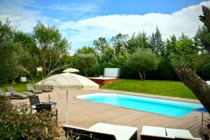 a backyard with a swimming pool and a yard with trees at la villa d'Ariane-piscine-jaccuzi-15 mn Mer in Vendargues