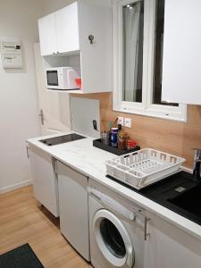 a kitchen with a sink and a washing machine at Proche Paris,Cosy appartement, 3 bedrooms in Saint-Ouen