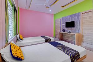 เตียงในห้องที่ OYO Flagship Borah's Griham