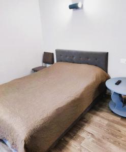 1 dormitorio con 1 cama, 1 mesa y 1 silla en Новая квартира апартаменты в центре, en Izmaíl