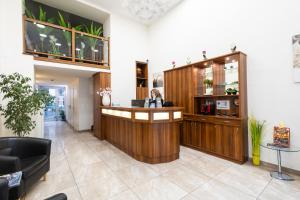 eine Lobby mit Bar in einem Gebäude in der Unterkunft Sky Apartments Vienna in Wien