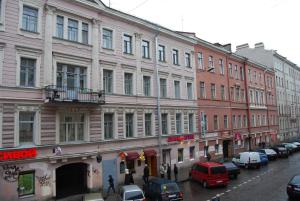 a row of buildings on a street with parked cars at Александрия на Спасском 6 in Saint Petersburg