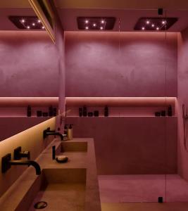 y baño de color rosa con lavabo y ducha. en CasaKary en Sevilla