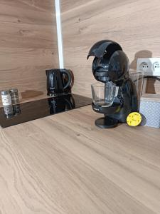 eine schwarze Kaffeemaschine auf der Theke in der Unterkunft Studio totalement meublé Le nordique 