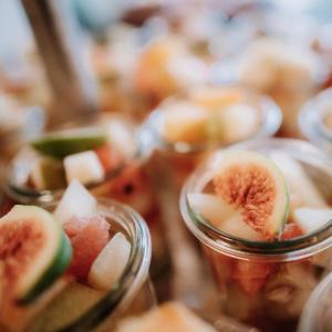 een groep kleine glazen bekertjes gevuld met fruit bij Hotel-Restaurant Peifer in Brodenbach