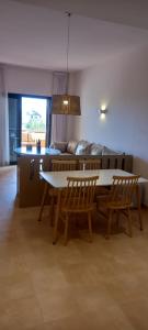 莫夕亞的住宿－HL018 Holiday rentals 2 Bedroom ground floor apartment on HDA golf resort, Murcia，客厅配有桌椅和沙发