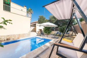 Πισίνα στο ή κοντά στο Amplia villa en Mallorca con jardín, 4 dormitorios y zona BBQ Cerca del mar en Portocolom