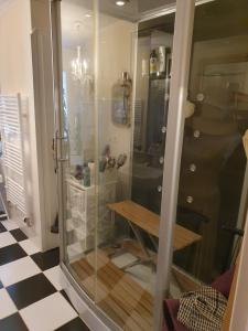 uma cabina de duche com um banco de madeira na casa de banho em Haus Nadine em Lübeck
