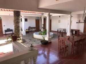 sala de estar con mesa y sillas en Poneloya, en Tarija