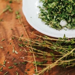 een bord groene kruiden op een houten tafel bij Hotel-Restaurant Peifer in Brodenbach